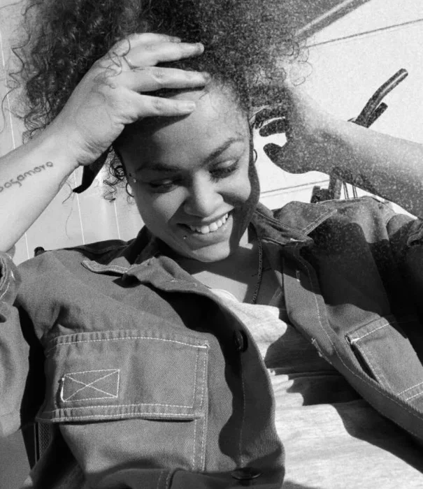 NYV : LA VOIX FÉMININE QUI A MARQUÉ LA SCÈNE FRANÇAISE
