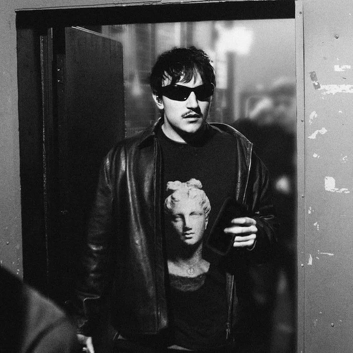 ARTEMAS : BIOGRAPHIE ET CARRIÈRE DE L'ARTISTE ALTERNATIVE POP