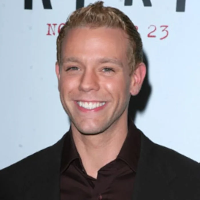 ADAM PASCAL : LA VOIX DE BROADWAY QUI A MARQUÉ LES ANNÉES 2000