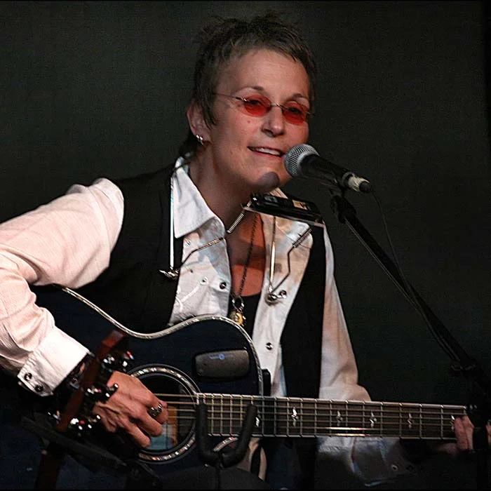 MARY GAUTHIER : LA VOIX FOLK DE LA RÉSILIENCE