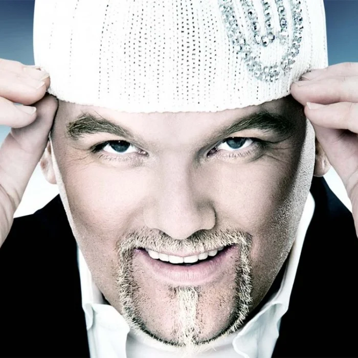 DJ ÖTZI : BIOGRAPHIE DU CHANTEUR AUTRICHIEN AU SOURIRE CÉLÈBRE