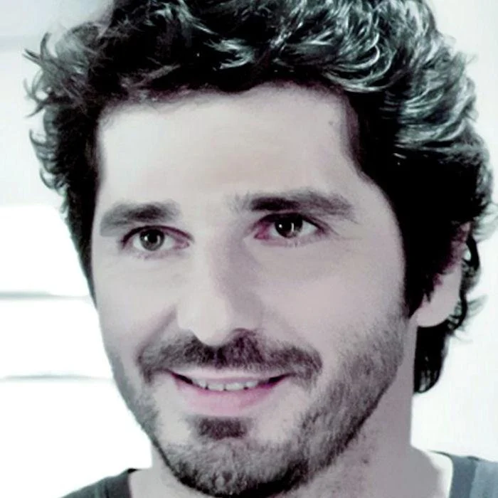 PATRICK FIORI : BIOGRAPHIE ET CARRIÈRE DU CHANTEUR MARSEILLAIS