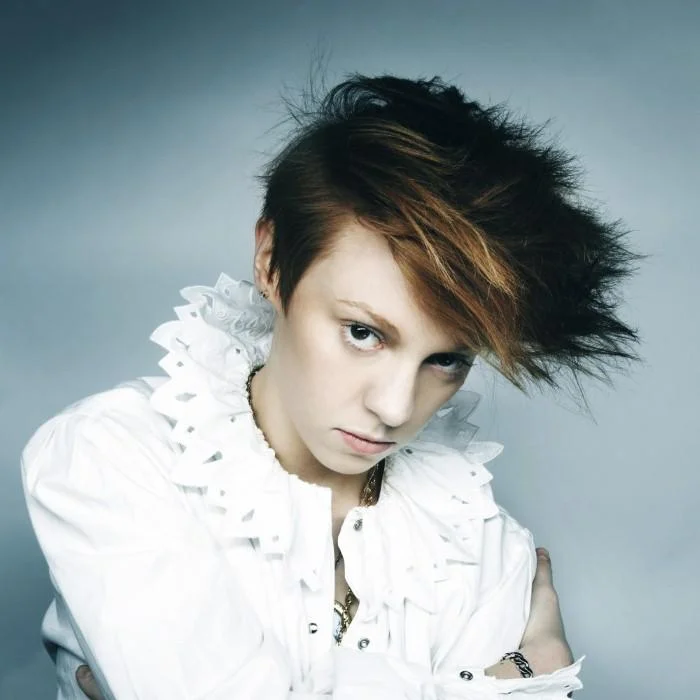 LA ROUX : LA SYNTH-POP ANGLAISE QUI A MARQUÉ LES ANNÉES 2000