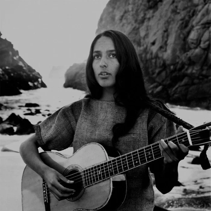 JOAN BAEZ : LA VOIX INTEMPORELLE DU FOLK AMÉRICAIN