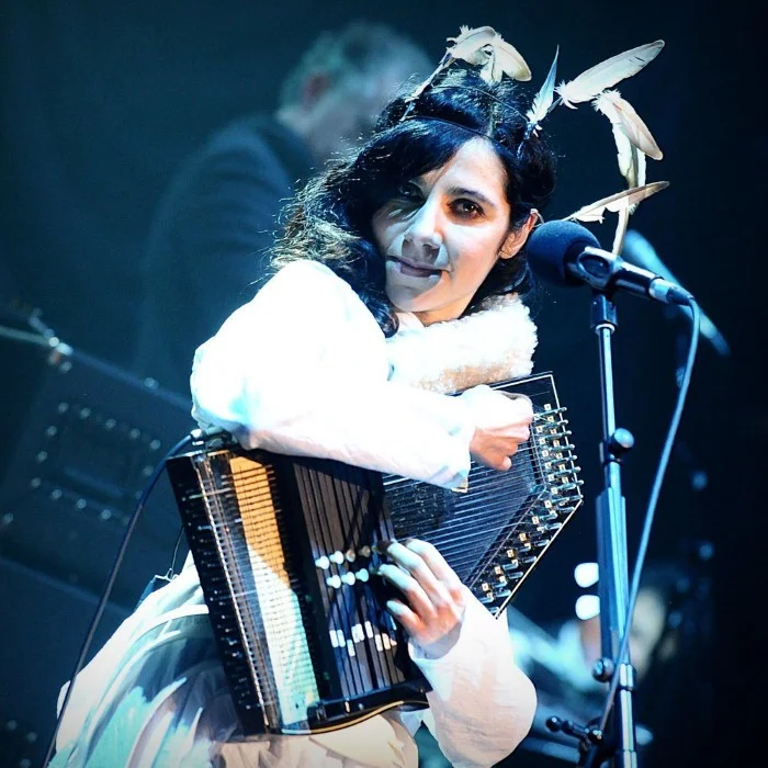 PJ HARVEY : BIOGRAPHIE DE LA REINE DU ROCK ALTERNATIF BRITANNIQUE