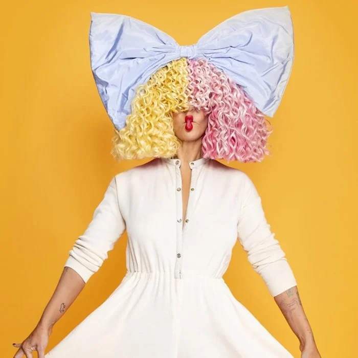 SIA : LA VOIX DERRIÈRE LES MASQUES, DE L'OMBRE À LA LUMIÈRE