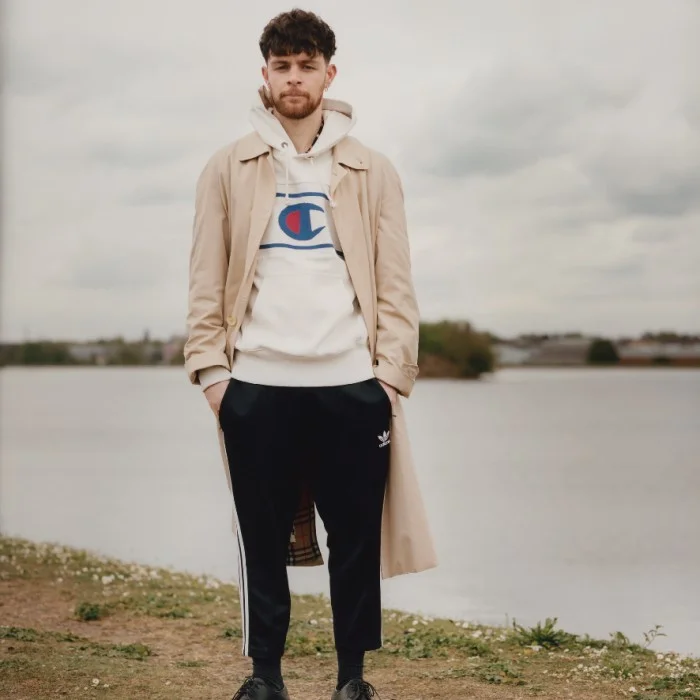 TOM GRENNAN : LA VOIX ANGLAISE QUI ENFLAMME LA POP ROCK