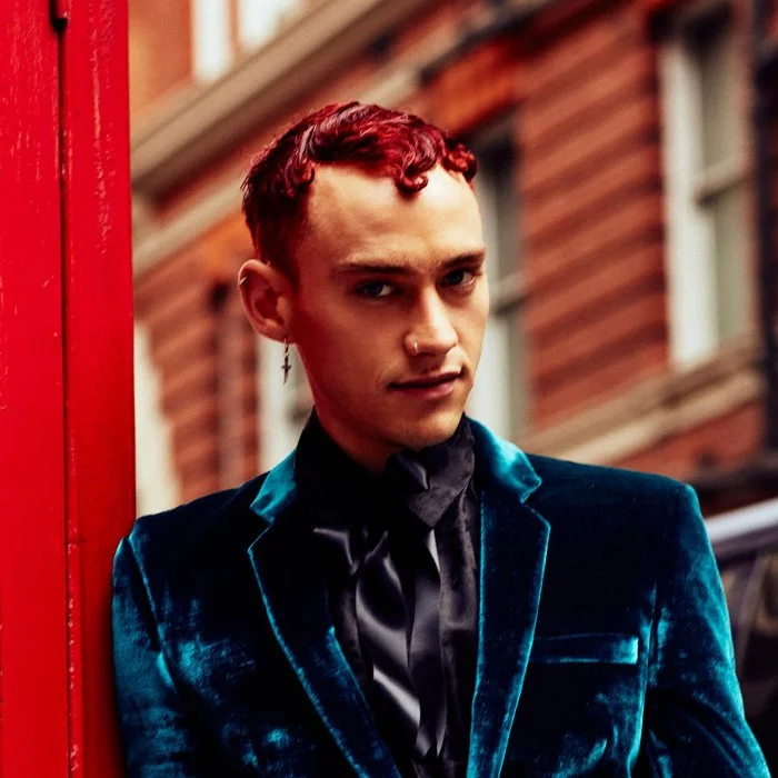OLLY ALEXANDER : LA VOIX DE LA SYNTH-POP BRITANNIQUE