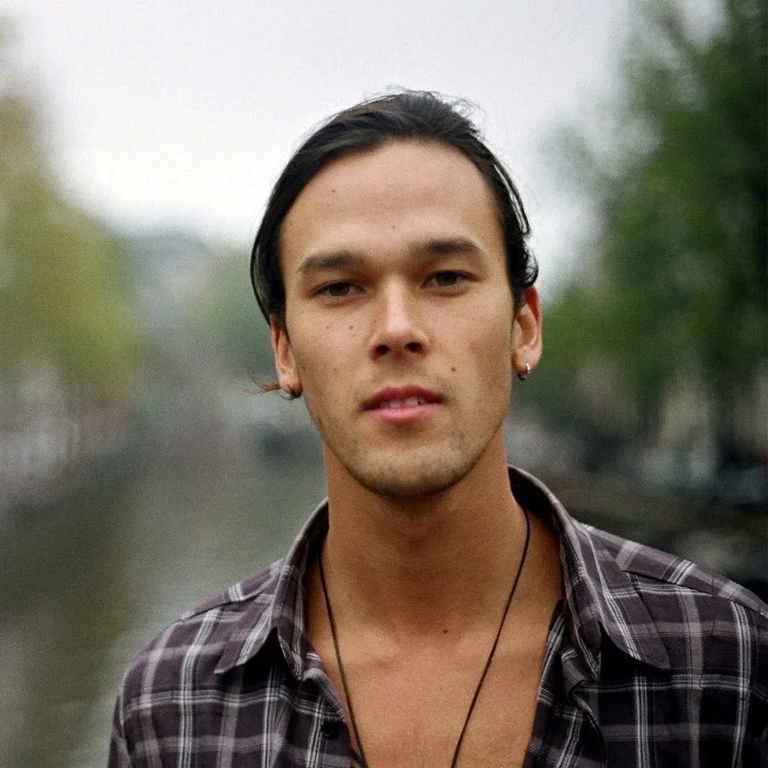 JUSTIN NOZUKA : L'ARTISTE CANADO-AMÉRICAIN À LA VOIX ENVOÛTANTE