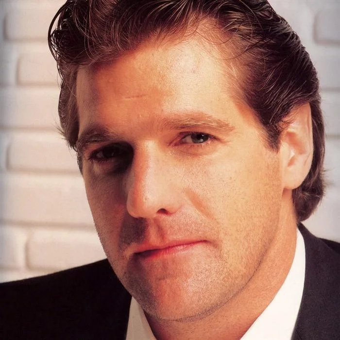 GLENN FREY : BIOGRAPHIE DU CO-FONDATEUR DES EAGLES