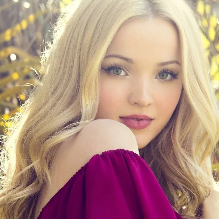 DOVE CAMERON : DE DISNEY À LA POP ALTERNATIVE