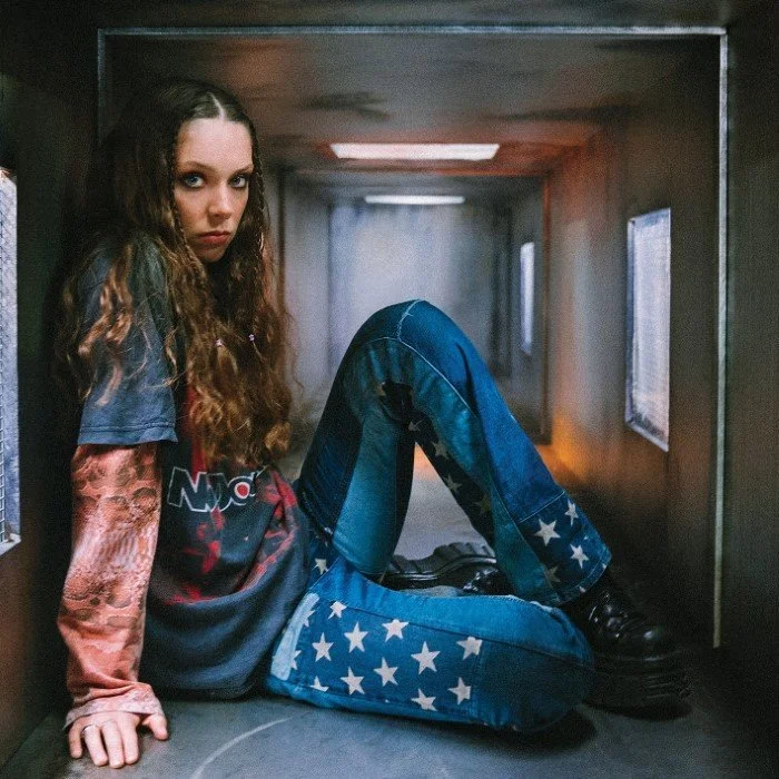 HOLLY HUMBERSTONE : LA NOUVELLE VOIX DE LA POP ALTERNATIVE BRITANNIQUE