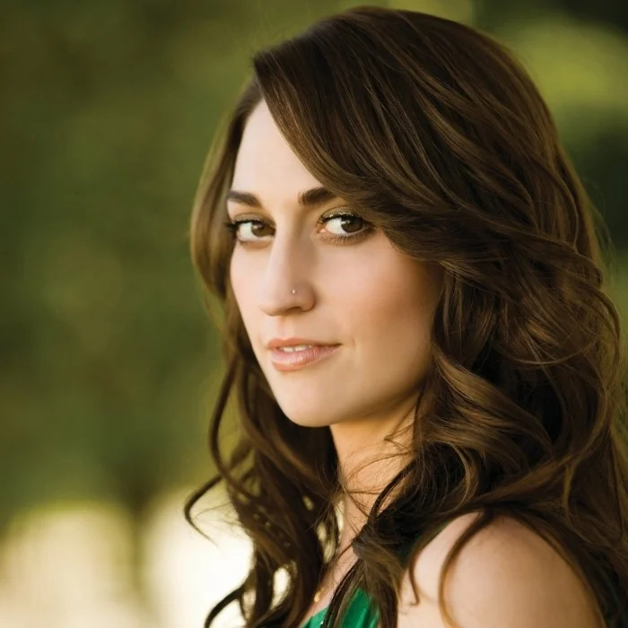 SARA BAREILLES : LA VOIX D'UNE GÉNÉRATION POP-ROCK