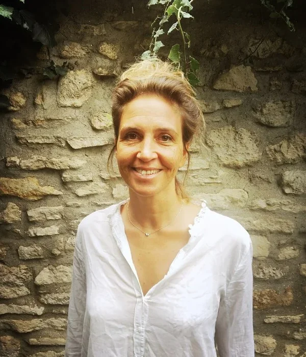 AGNÈS JAOUI : UNE VOIX MULTIFACETTE DE LA SCÈNE FRANÇAISE
