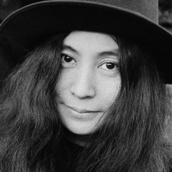 YOKO ONO : ARTISTE D'AVANT-GARDE ET ICÔNE CULTURELLE