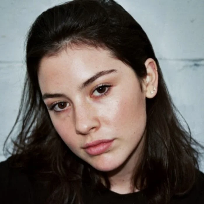 GRACIE ABRAMS : LA CHANTEUSE AMÉRICAINE DE FOLK POP À L'ÂME DE LA JEUNE GÉNÉRATION