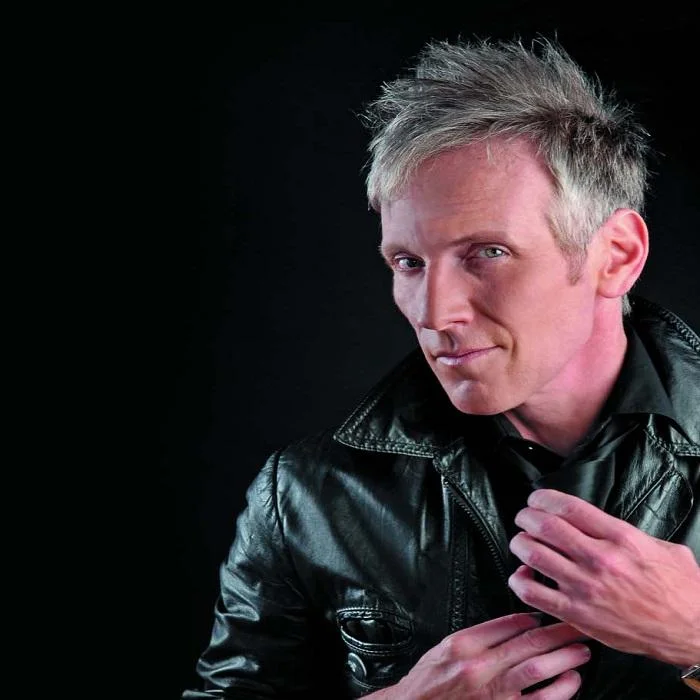 PLASTIC BERTRAND : LE PIONNIER DU PUNK BELGE QUI A CONQUIS LE MONDE