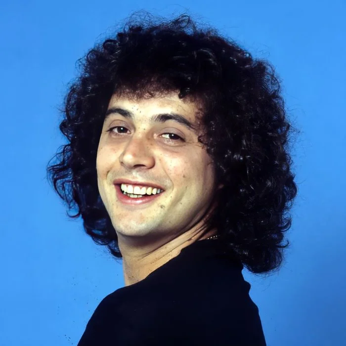 PATRICK HERNANDEZ : L'HOMME DERRIÈRE LE TUBE PLANÉTAIRE "BORN TO BE ALIVE"
