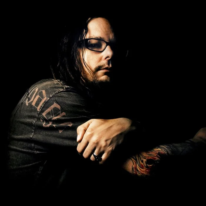 JONATHAN DAVIS : LA VOIX MYSTÉRIEUSE DU NU-METAL