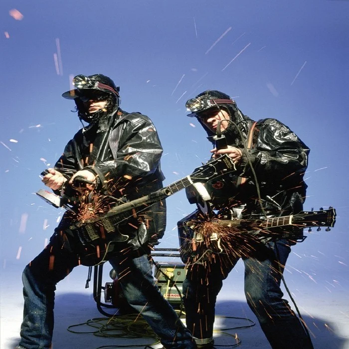 THE KLF : LE GROUPE MYSTÉRIEUX QUI A RÉVOLUTIONNÉ LA MUSIQUE ÉLECTRONIQUE