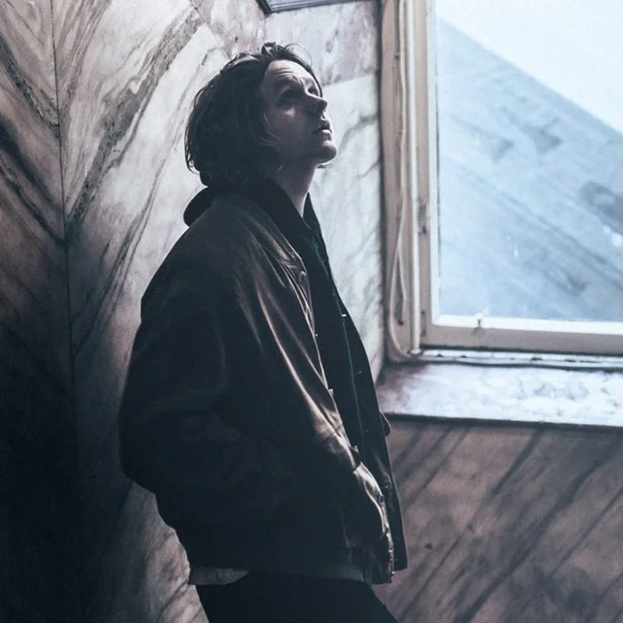 LE PHÉNOMÈNE LEWIS CAPALDI : BIOGRAPHIE ET SUCCÈS
