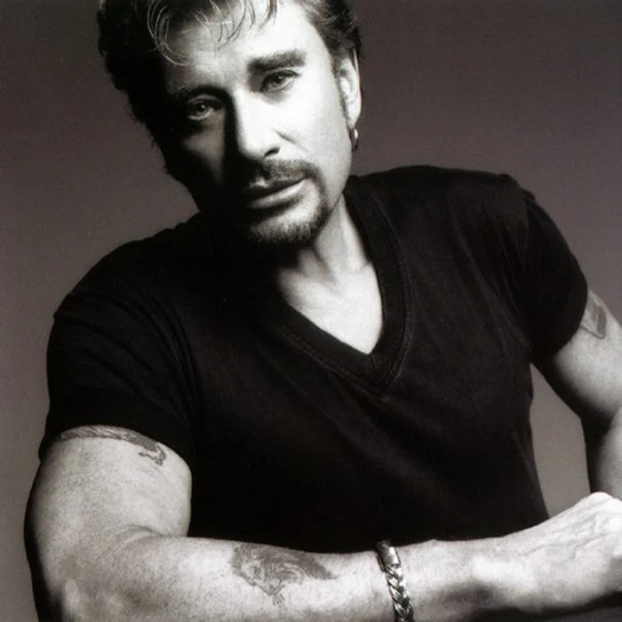 JOHNNY HALLYDAY : BIOGRAPHIE DU ROCKER FRANÇAIS LÉGENDAIRE