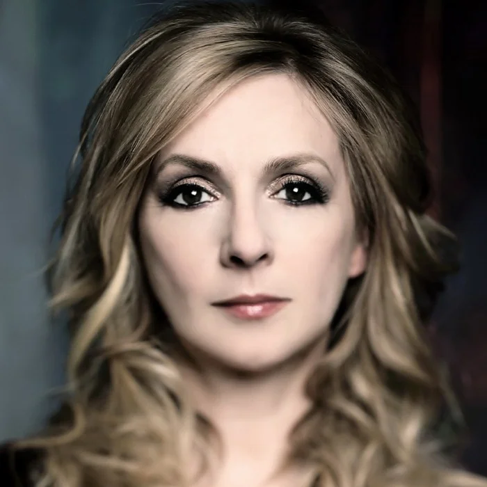 MOYA BRENNAN : LA REINE DE LA HARPE CELTIQUE