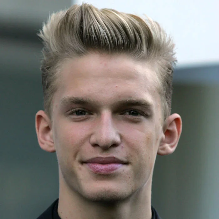 CODY SIMPSON : DE LA GOLD COAST À LA SCÈNE POP INTERNATIONALE
