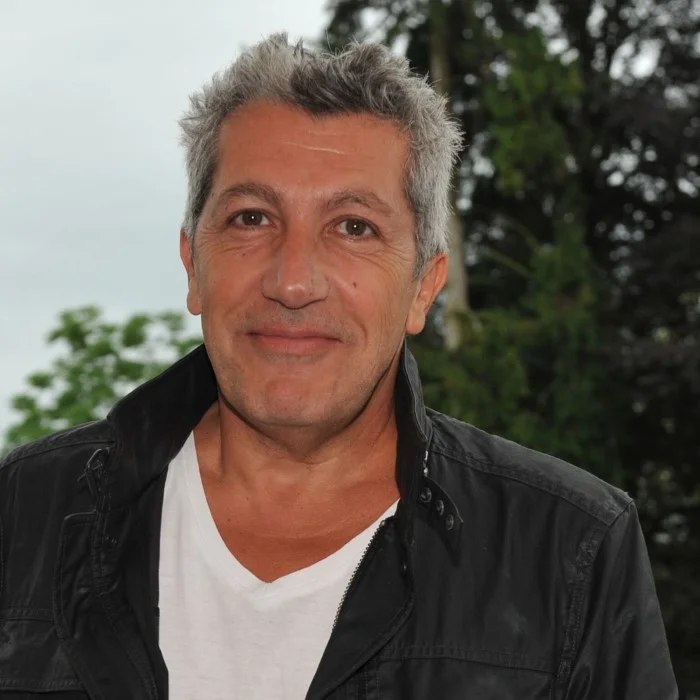ALAIN CHABAT : DE LA COMÉDIE À LA MUSIQUE, UN TALENT POLYVALENT