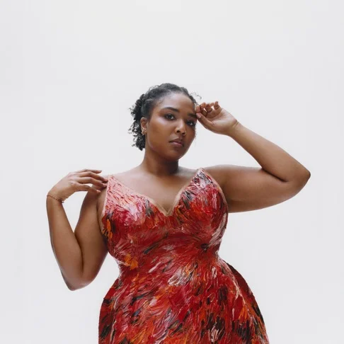 LIZZO : BIOGRAPHIE DE LA RAPPEUSE ENGAGÉE ET ICÔNE POP