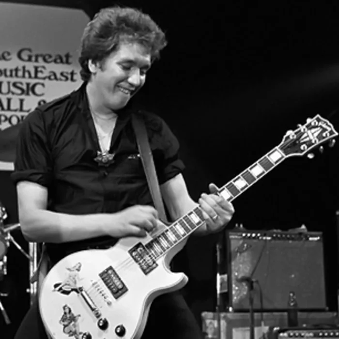 STEVE JONES : LE GUITARISTE LÉGENDAIRE DES SEX PISTOLS
