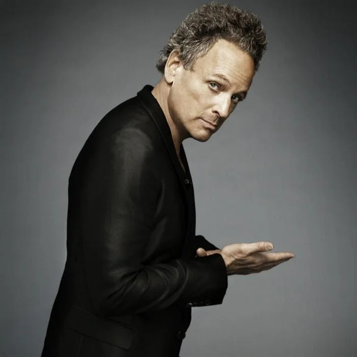 LINDSEY BUCKINGHAM : LE GÉNIE DISCRET DU ROCK AMÉRICAIN
