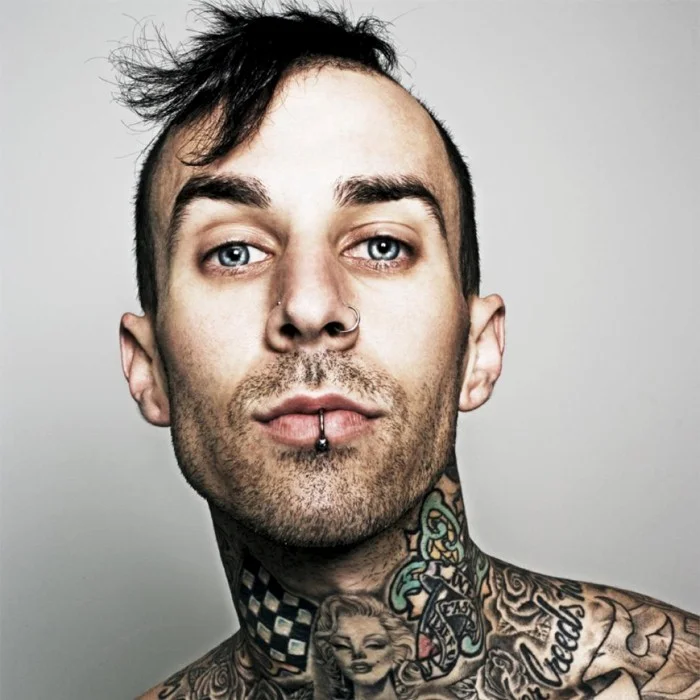 TRAVIS BARKER : LE BATTEUR LÉGENDAIRE DE BLINK-182