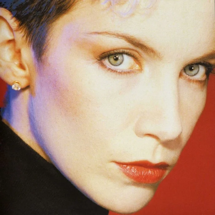ANNIE LENNOX : ICÔNE DE LA POP BRITANNIQUE