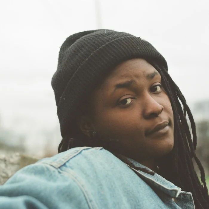 JOY OLADOKUN : VOIX FOLK QUEER DE L'ARIZONA