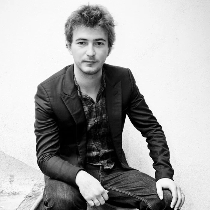 RENAN LUCE : LE CHANTEUR À LA VOIX DOUCE DE LA CHANSON FRANÇAISE