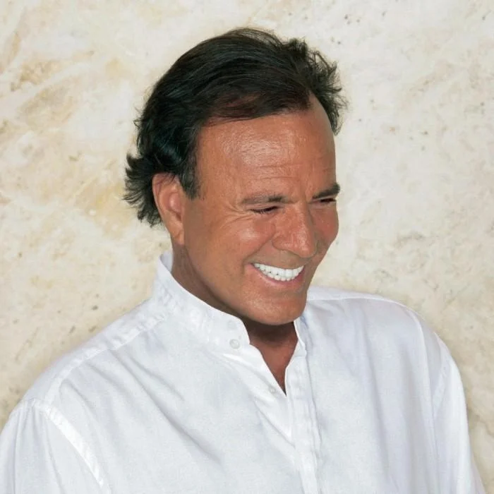 JULIO IGLESIAS : LA VOIX INOUBLIABLE DE LA CHANSON ROMANTIQUE