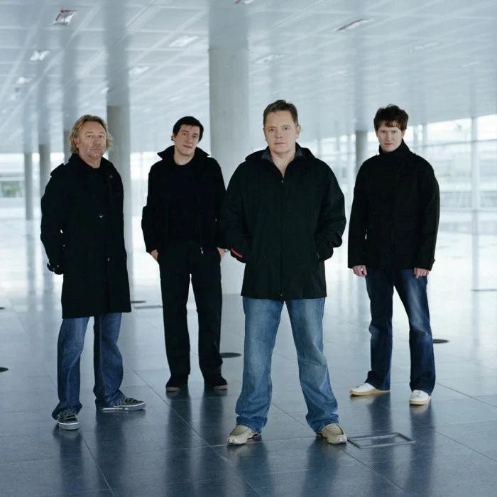 NEW ORDER : L'INNOVATION SONORE QUI A REDÉFINI LA POP ÉLECTRONIQUE