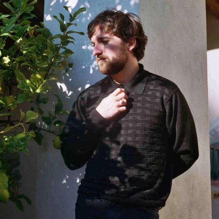 ANGELO DE AUGUSTINE : LE POÈTE DE L'INDIE FOLK AMÉRICAIN