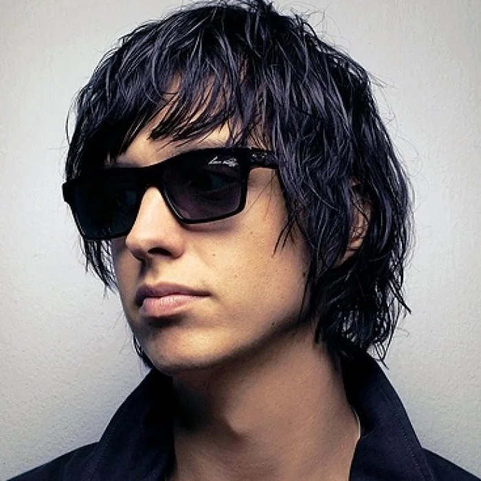 JULIAN CASABLANCAS : DU STROKES AU SOLO, UN ICÔNE DU ROCK