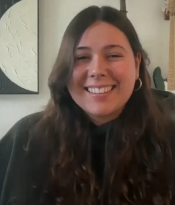 GIGI PEREZ : LA VOIX INDIE QUI A MARQUÉ LA GÉNÉRATION Z