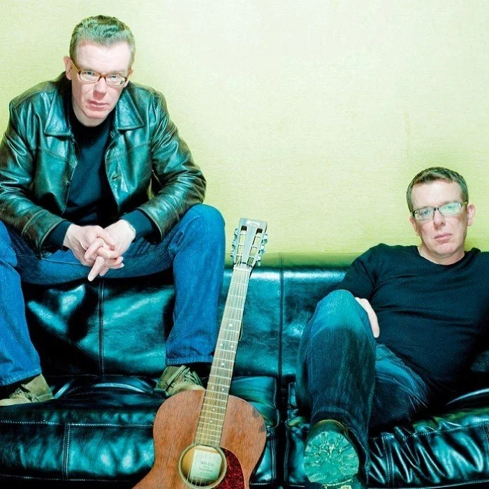 THE PROCLAIMERS : LES JUMEAUX ÉCOSSAIS À LA VOIX PUISSANTE