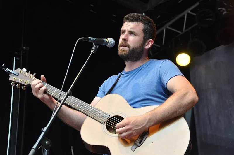 MICK FLANNERY : LA VOIX POIGNANTE DU FOLK IRLANDAIS