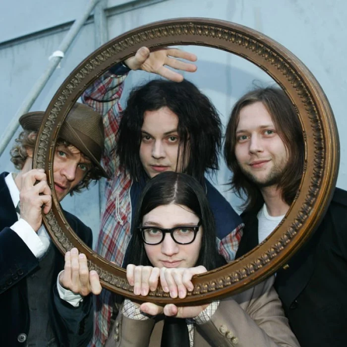 THE RACONTEURS : LE SUPERGROUPE DE DETROIT QUI A RÉINVENTÉ LE ROCK