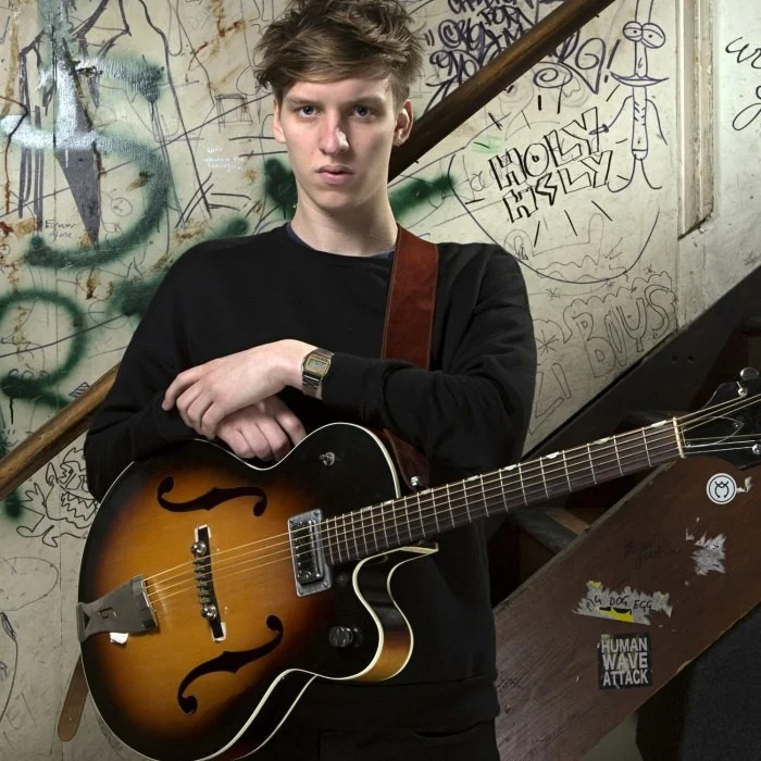 GEORGE EZRA : LA VOIX CHALEUREUSE DU FOLK BRITANNIQUE