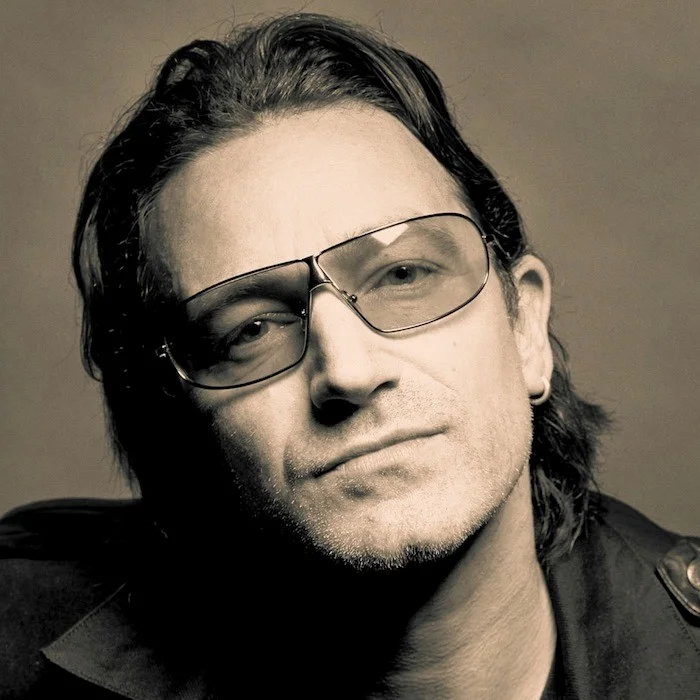 BONO : LA VOIX ICONIQUE DE U2 ET SON HÉRITAGE MUSICAL