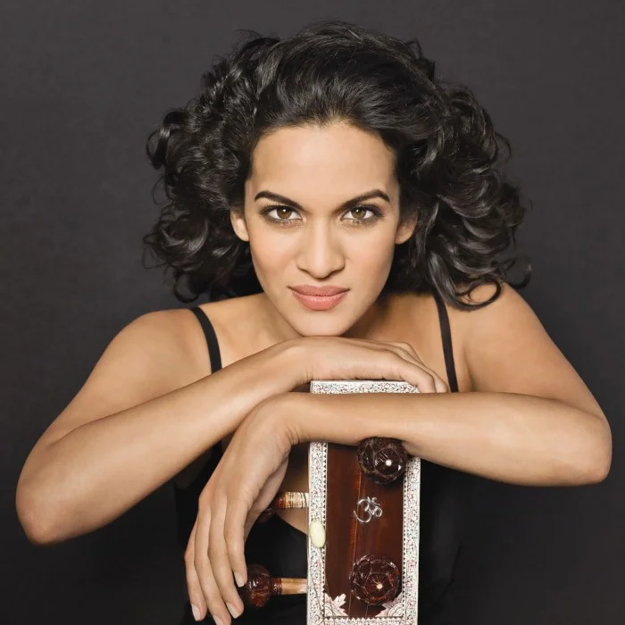 ANOUSHKA SHANKAR : LA SITARISTE QUI A RÉINVENTÉ LA MUSIQUE CLASSIQUE INDIENNE