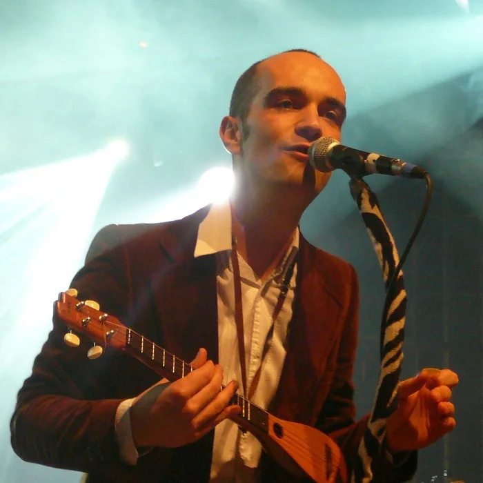ALDEBERT : LE CHANTEUR QUI A RÉINVENTÉ LA CHANSON POUR ENFANTS