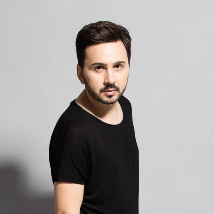 EMIL LASSARIA : UNE VOIX DISCRÈTE QUI A MARQUÉ LA SCÈNE MUSICALE