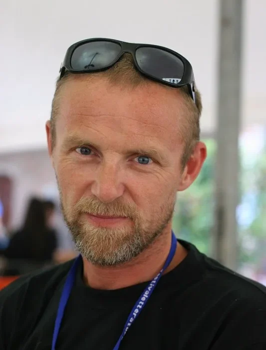 JO NESBØ : DE L'ÉCRITURE À LA VOIX - BIOGRAPHIE